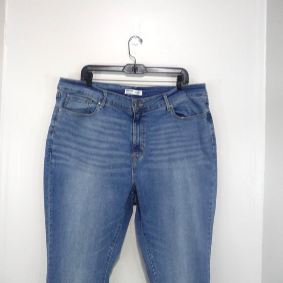 Levi's Signature Mid-rise Capri SIZE 22 STRETCH - Picture 2 of 8
